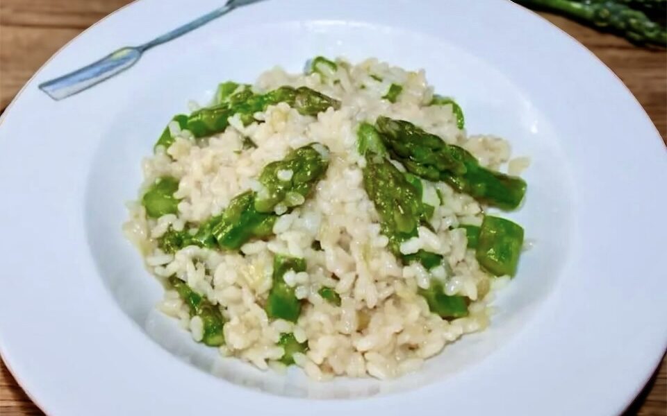 Idealnie aksamitne risotto z chrupiącymi zielonymi szparagami z dodatkiem parmezanu.
