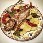 Pospolita ryba pieczona razem z dość drobno krojonymi warzywami.