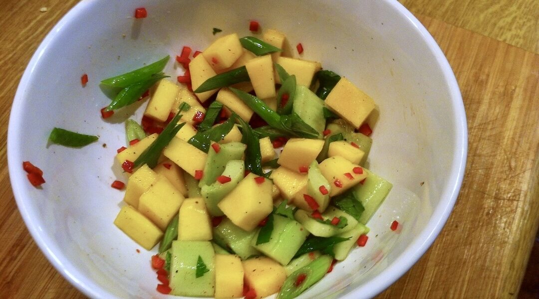 Salsa z mango powstaje się z obranego i drobno pokrojonego mango wymieszanego z chilli, świeżym ogórkiem, dymką, oliwą i sokiem z limonki.