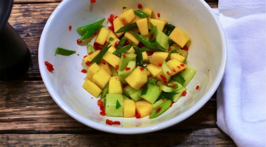 Salsa z mango z obranego i drobno pokrojonego mango wymieszanego z chilli, świeżym ogórkiem, dymką, oliwą i sokiem z limonki.