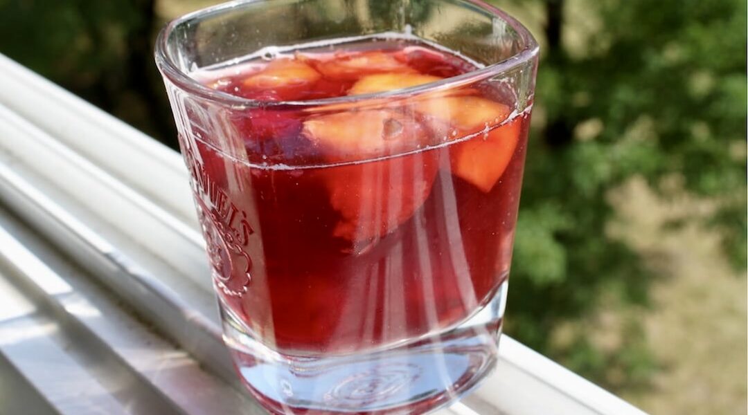 Sangria to napój alkoholowy na lato przygotowany z czerwonego wina, odrobiny rumu lub Martini, wody mineralnej i dojrzałych owoców.