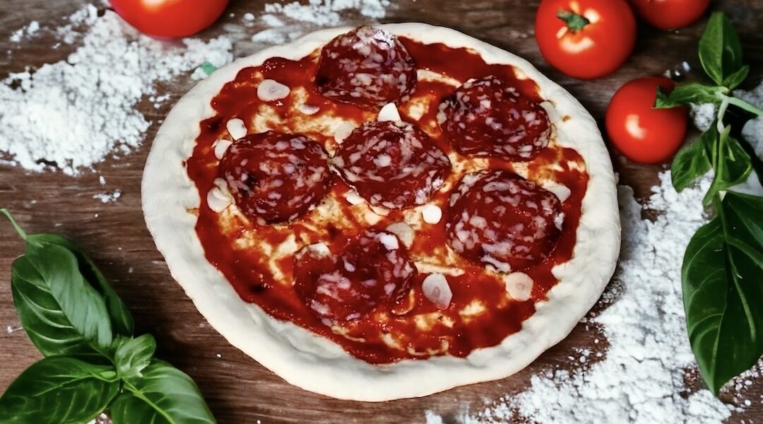 Sos do pizzy to pyszny domowy sos przygotowany na bazie domowego przecieru z pomidorów oraz cebuli, czosnku i chilli.