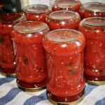 sos pomidorowy przygotowany ze świeżych i dojrzałych pomidorów z dodatkiem bazyli po włosku
