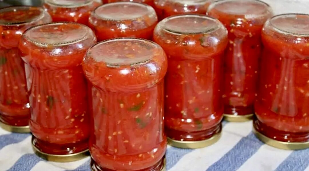 sos pomidorowy przygotowany ze świeżych i dojrzałych pomidorów z dodatkiem bazyli po włosku