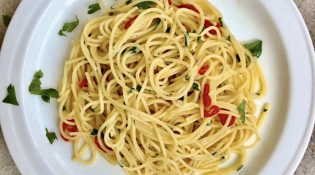 Spaghetti aglio olio, czyli prosty makaron z dodatkiem oliwy, czosnku, papryczki chili i natki pietruszki to błyskawiczne danie.
