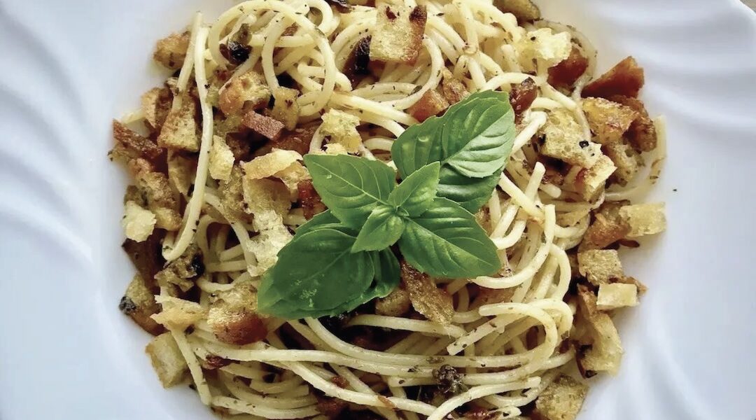 Sycące spaghetti alla San Gennaro pochodzące z Neapolu. Bazą dania jest sos przygotowany na oliwie z dodatkiem kaparów, sardeli i chilli z dodatkiem chrupiących grzanek z chleba.