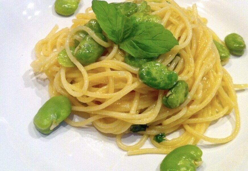Makaron spaghetti z gotowanym, a następnie podsmażonym na oliwie bobem i świeżą miętą.