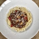 Spaghetti z sosem przyrządzonym z mielonego mięsa z dodatkiem pomidorów, oregano, cynamonu i czosnku przepis z Krety pochodzący.