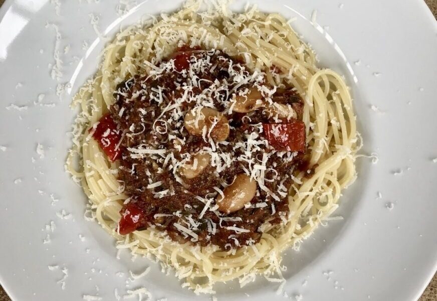 Spaghetti z sosem przyrządzonym z mielonego mięsa z dodatkiem pomidorów, oregano, cynamonu i czosnku przepis z Krety pochodzący.