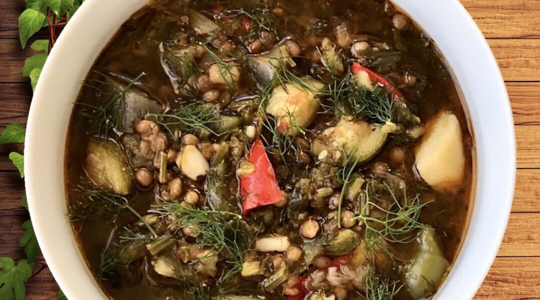 Zupa warzywna gotowana z soczewicą oraz z przesmażonymi na oliwie pokrojonymi warzywami.