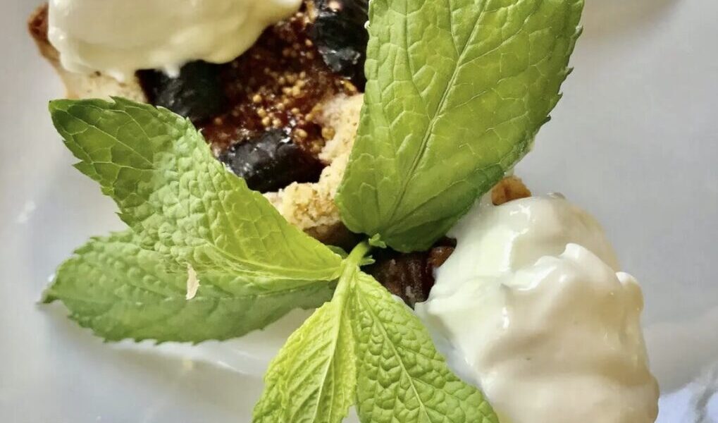 Tarta figowa czyli kruche ciasto z mielonymi migdałami wypełniona dojrzałymi figami.