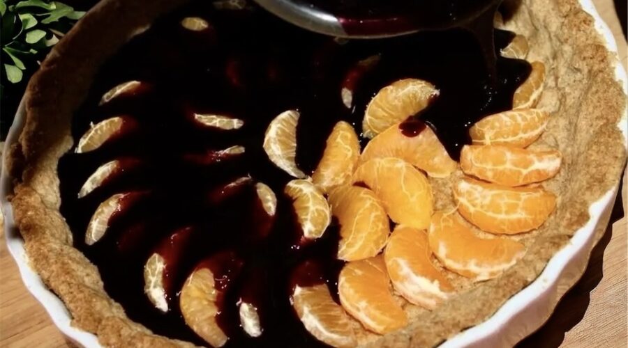 Klasyczna tarta na słodko z dodatkiem musu jagodowego oraz ze świeżymi soczystymi mandarynkami.
