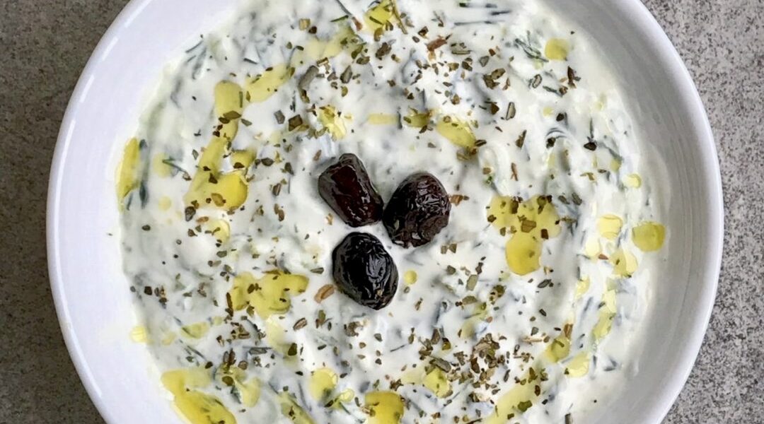 Tzatziki to sos grecki przygotowany z gęstego pełnotłustego jogurtu z dodatkiem startych i odciśniętych świeżych ogórków doprawiony czosnkiem, octem winnym, oliwą i świeżym koperkiem.