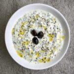 Tzatziki to sos grecki przygotowany z gęstego pełnotłustego jogurtu z dodatkiem startych i odciśniętych świeżych ogórków doprawiony czosnkiem, octem winnym, oliwą i świeżym koperkiem.