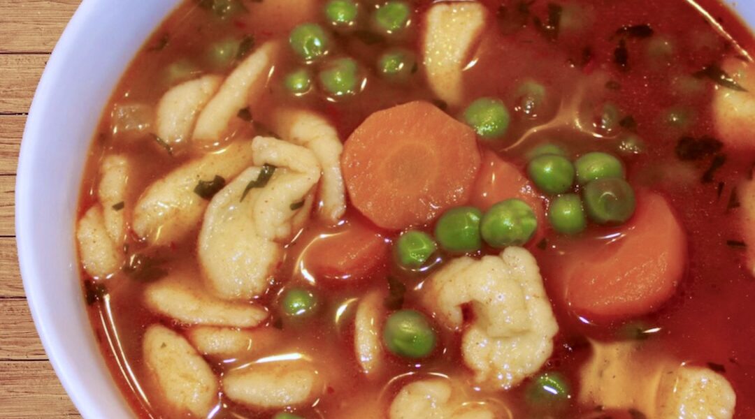 Zupa jarzynowa z zielonego groszku z dodatkiem odrobiny smalcu oraz skwarek i sporej ilości słodkiej, mielonej papryki.