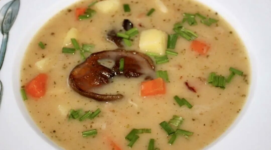 Zupa ziemniaczana przygotowana na jasnej zasmażce z dodatkiem warzyw korzeniowych, grzybów oraz boczku i majeranku.