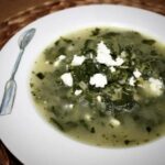 Zielona zupa, czyli zupa na bazie bulionu jarzynowego z dodatkiem cebuli i selera naciowego oraz wielkiego pęczka natki pietruszki, szpinaku i rukoli.