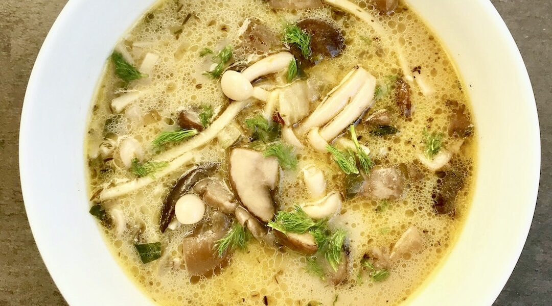 Zimowa zupa grzybowa przygotowana z trzech rodzajów grzybów i fenkuła przygotowana na bazie wywaru z kurczaka.