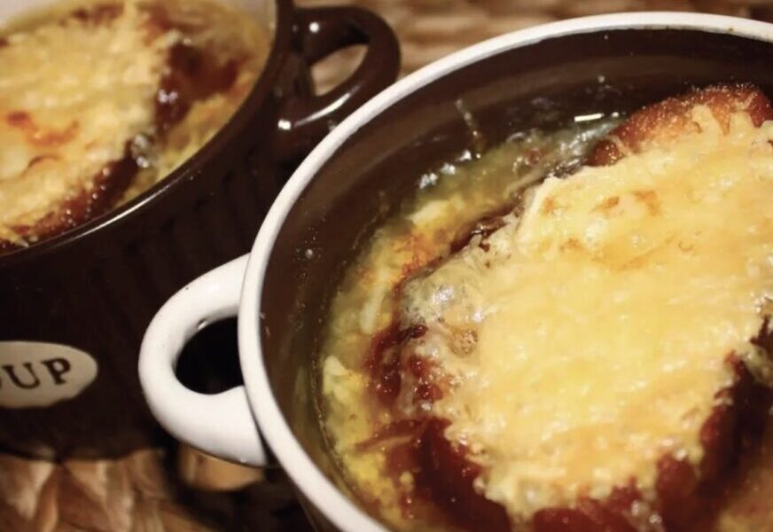 Zupa cebulowa przyrządzana na bazie mocnego bulionu wołowego z dodatkiem mocno wysmażonej sporej ilości cebuli podawana z grzankami zapiekanymi z serem Gruyere.