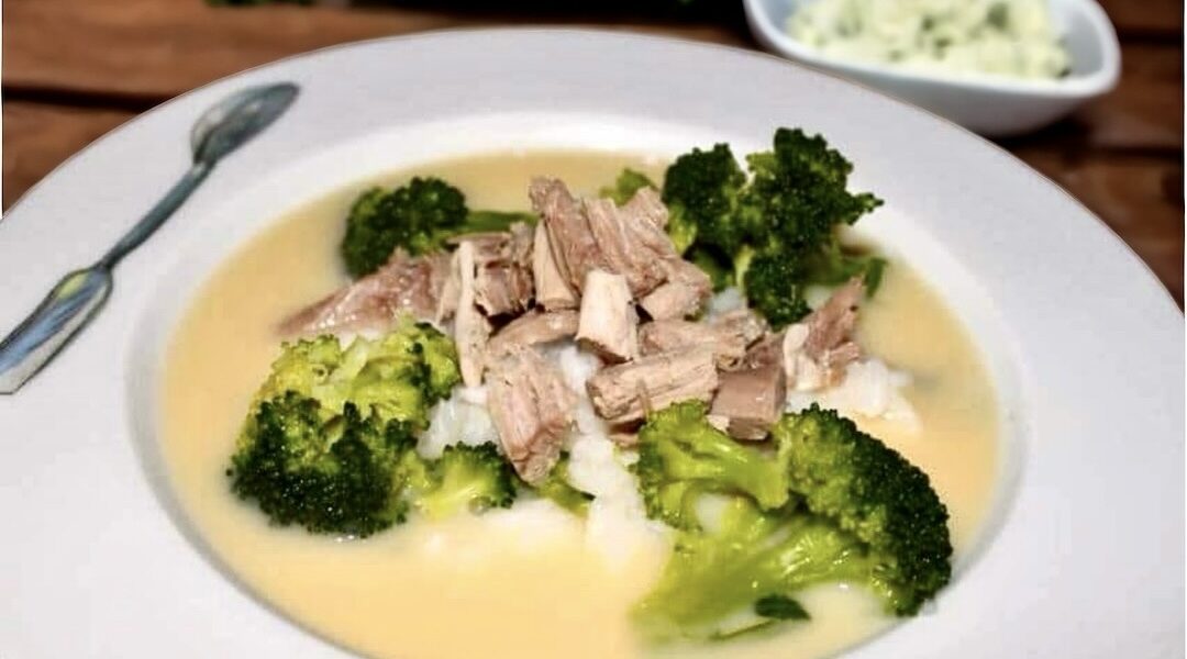 Zupa cytrynowa przyrządzona została na wywarze z indyka i podana z dodatkiem różyczek brokuła, mięsem z indyka i ryżem.