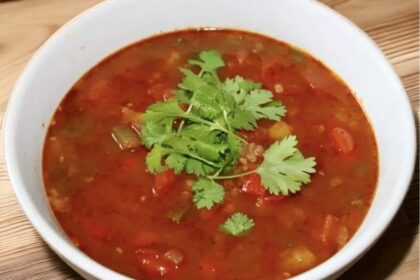 Zupa egipska zawiera pokrojone świeże papryki i pomidory z czosnkiem, które są gotowane w domowym wywarze z dodatkiem przyprawy zahtar oraz z bulgurem.