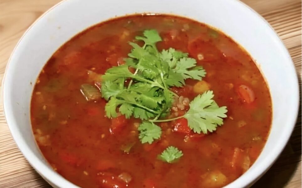 Zupa egipska zawiera pokrojone świeże papryki i pomidory z czosnkiem, które są gotowane w domowym wywarze z dodatkiem przyprawy zahtar oraz z bulgurem.