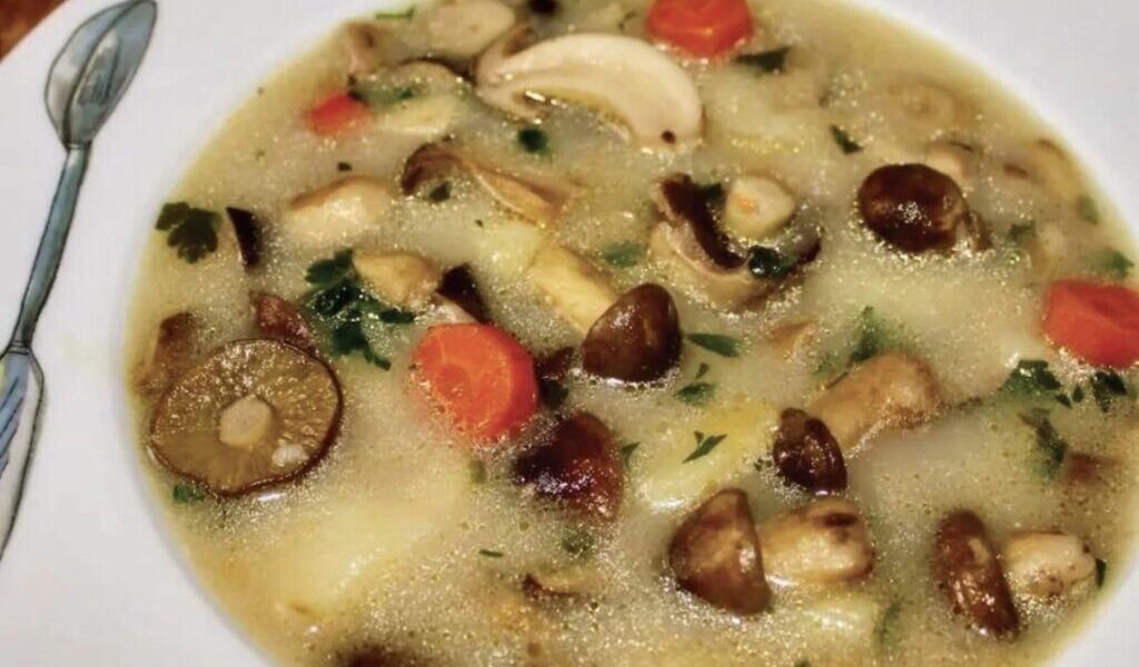Zupa grzybowa z zielonych gąsek to zupa ze świeżych grzybów przygotowana na bazie przesmażonych warzyw korzeniowych oraz cebuli, pora i ziemniaków na koniec doprawiona śmietaną.