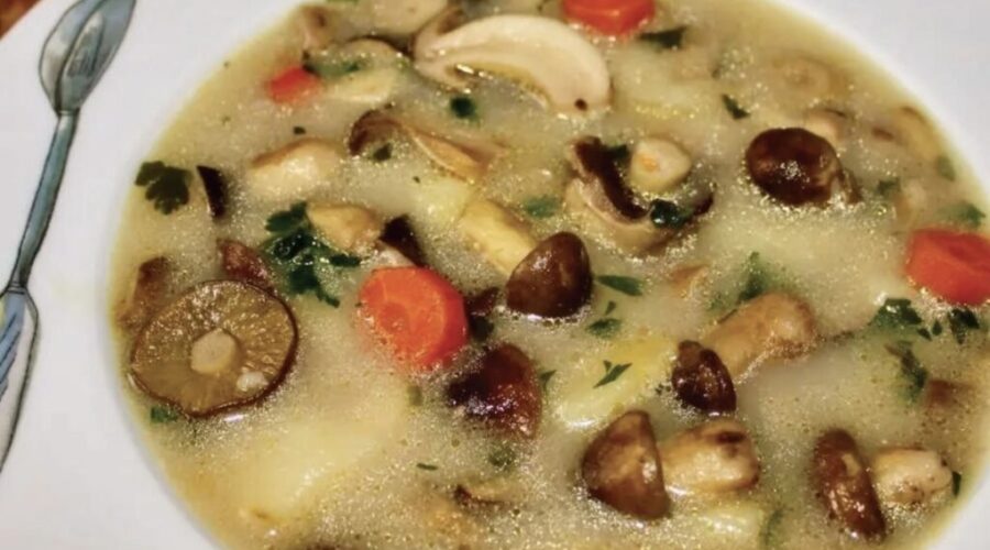 Zupa grzybowa z zielonych gąsek to zupa ze świeżych grzybów przygotowana na bazie przesmażonych warzyw korzeniowych oraz cebuli, pora i ziemniaków na koniec doprawiona śmietaną.