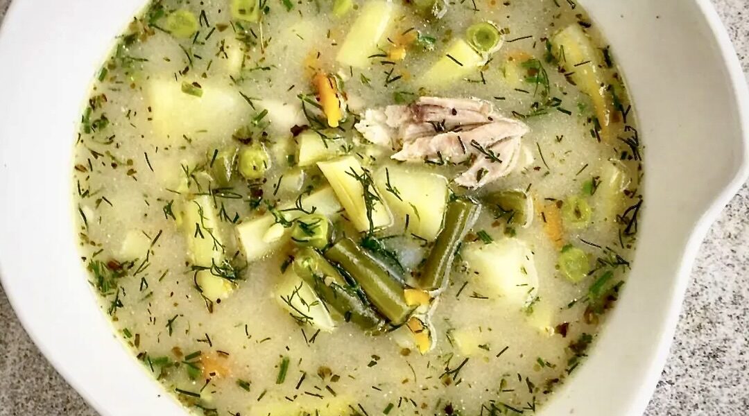 Zupa jarzynowa przygotowana na bazie wywaru z kurczaka oraz z fasolką szparagową i bobem doprawiona kwaśną śmietaną.