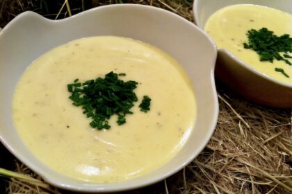 Zupa krem z selera przyrządzona została na bazie bulionu jarzynowego z dodatkiem przesmażonego selera korzeniowego i ziemniaków z dodatkiem mleka i kminku.