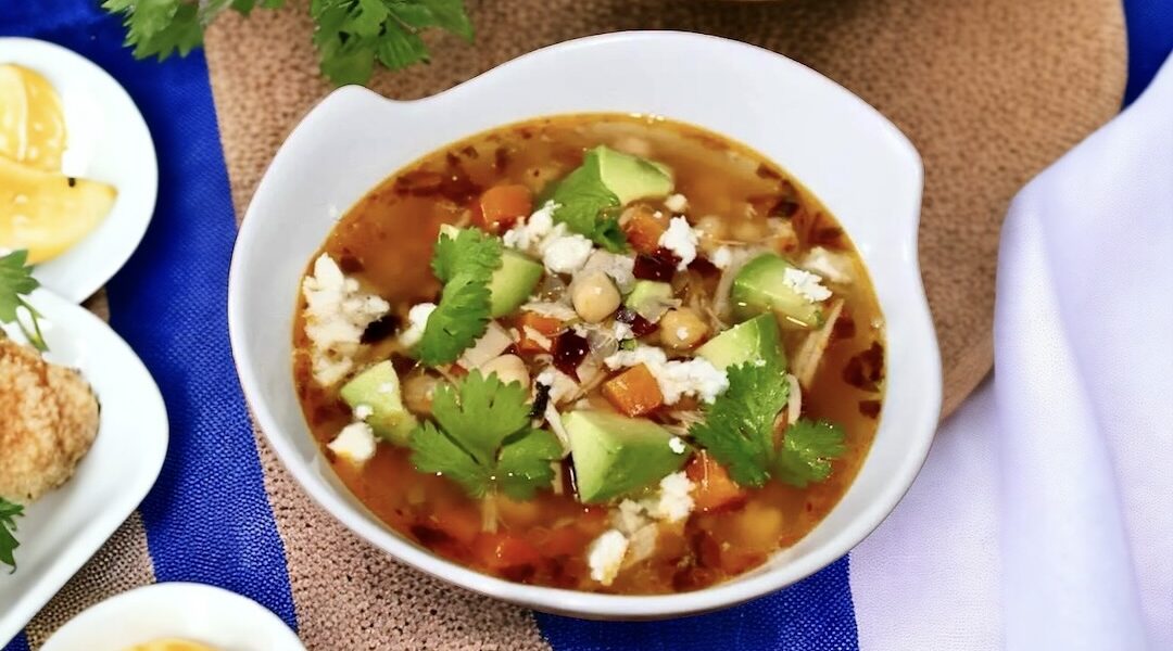 Zupa meksykańska przygotowana na bazie wywaru drobiowego podana z kurczakiem, papryczką chipotle, warzywami i świeżą kolendrą.