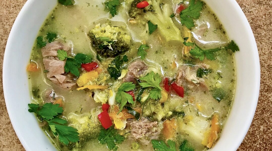 Zupa jarzynowa na cielęcinie przygotowana z giczy cielęcej gotowana z brokułem i startymi warzywami, a na koniec zabielona kwaśną śmietaną.