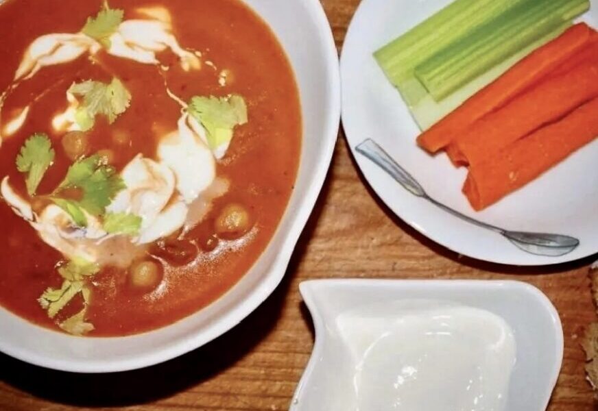 Zupa pomidorowa na bulionie drobiowym z dodatkiem fenkuła, startych pomidorów, ciecierzycy oraz ostrej papryczki chipotle przygotowana na ostro.