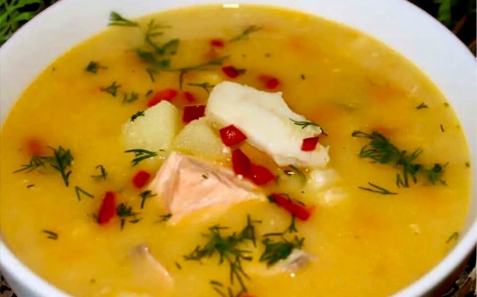 Zupa rybna przygotowana na domowym bulionie rybnym z dodatkiem przesmażonych warzyw podana z kawałkami dorsza i łososia.