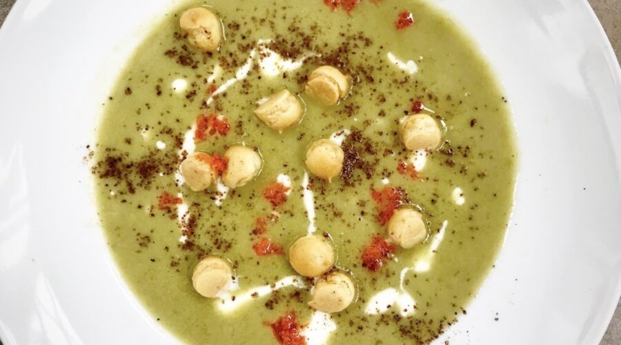 Zupa szparagowa przygotowana na wywarze drobiowym z dodatkiem szparagów, warzyw korzeniowych i ziemniaka doprawiona słodką śmietanką i zmiksowana.