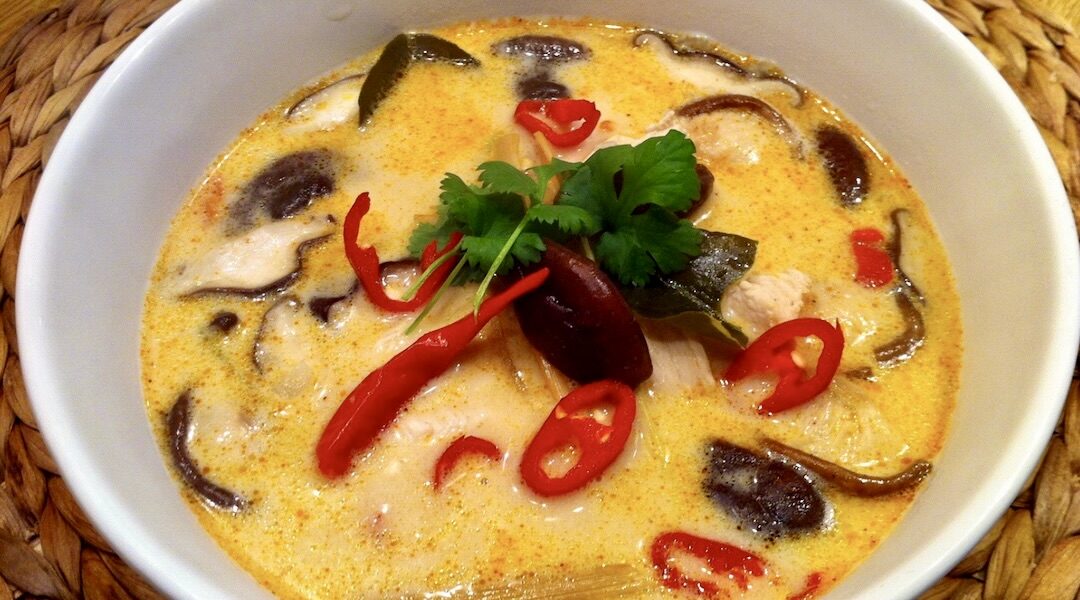 Zupa tajska z tajskimi przyprawami, z kurczakiem i mleczkiem kokosowym oraz z galangalem lub imbirem w jego zastępstwie.