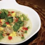 Zupa tajska na bazie domowego bulionu drobiowego zawierająca sporą ilością ryżu podana z pulpetami z mięsa wieprzowego z kolendrą i czosnkiem.