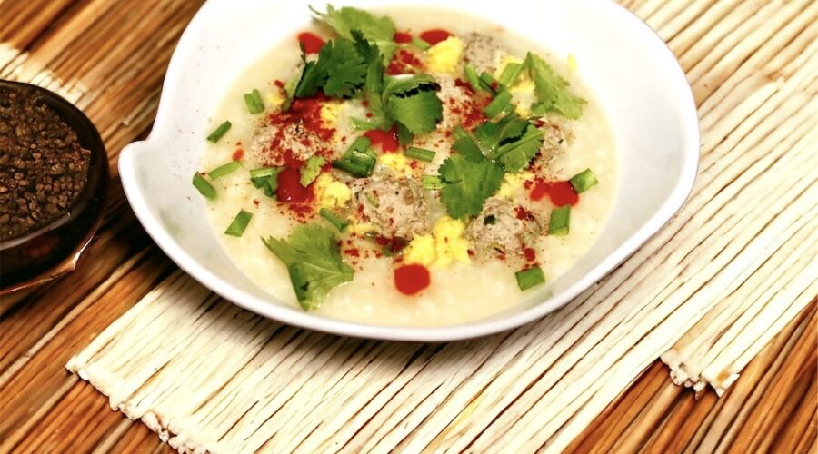 Zupa tajska na bazie domowego bulionu drobiowego zawierająca sporą ilością ryżu podana z pulpetami z mięsa wieprzowego z kolendrą i czosnkiem.