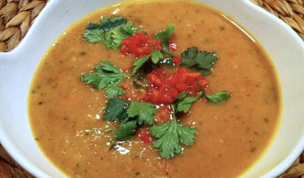 Aromatyczna zupa z batatów, paprykowanej kiełbasy chorizo, kilku warzyw i przypraw na koniec zmiksowana i podana ze świeżą kolendrą.