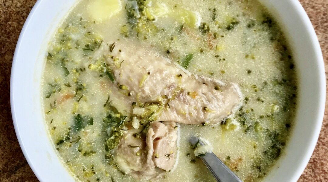 Zupa z brokułem przygotowana została na wywarze ze skrzydełkach drobiowych i gotowana z dodatkiem mnóstwa warzyw i kwaśnej śmietany.