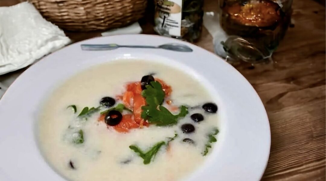 Zupa z kalarepy z dodatkiem białego wina podawana z wędzonym pstrągiem łososiowym.