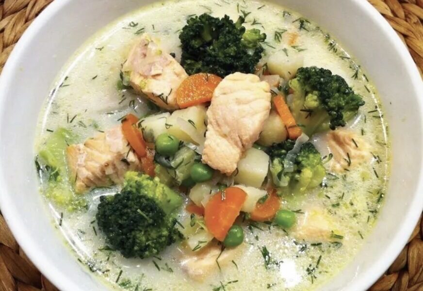 Zupa z łososiem zwaną fińską powstała z przesmażonych i gotowanych w bulionie warzyw oraz z dodatkiem surowego łososia.