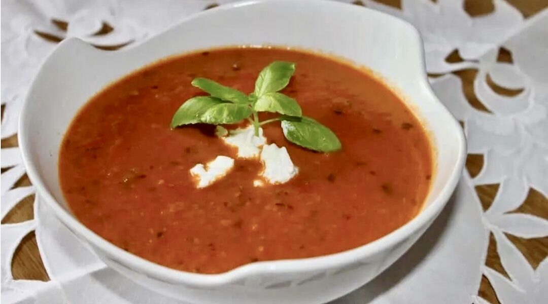 Zupa z pomidorów pieczonych przyrządzona z dodatkiem karmelizowanej cebuli i zmiksowana z dodatkiem liści bazylii.