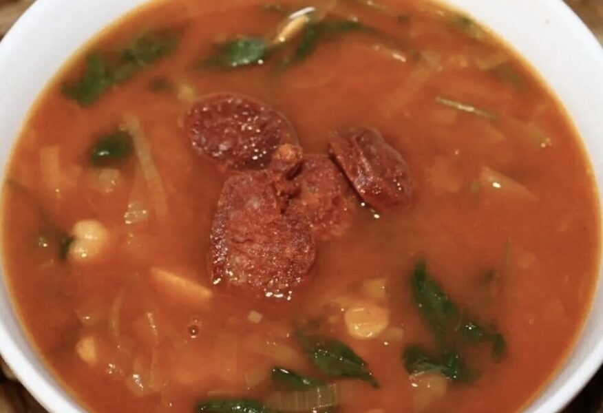 Zupa z porem na bulionie warzywnym przygotowana z dodatkiem przesmażonego z kminem rzymskim pora oraz z ciecierzycą i chrupiącymi plastrami smażonej kiełbasy chorizo.