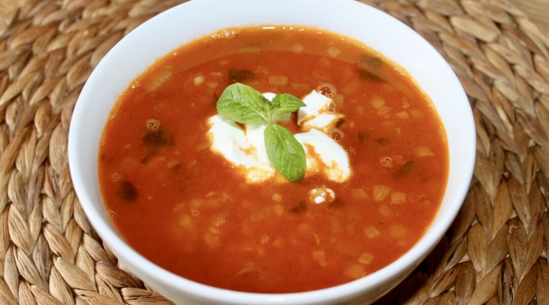 Zupa z soczewicy ugotowana na bazie bulionu warzywnego razem z czerwoną soczewicą z dodatkiem aromatycznych przypraw oraz świeżej mięty i soku z cytryny.