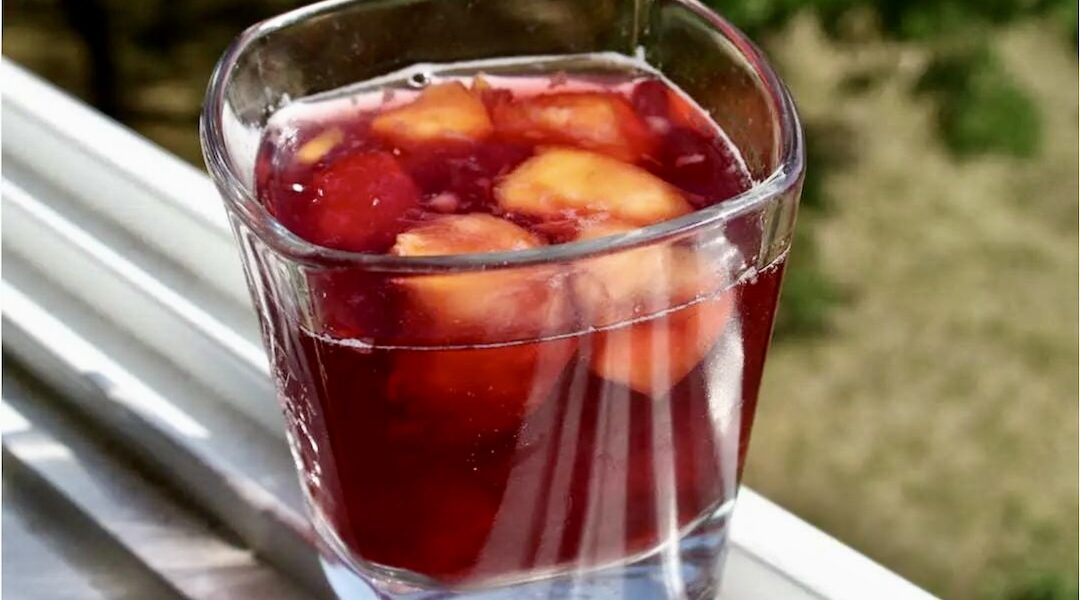 Kruszon owocowy to napój alkoholowy przygotowany z wina musującego i czerwonego wina z dodatkiem dojrzałych owoców, cukru lub miodu i wielu kostek lodu.