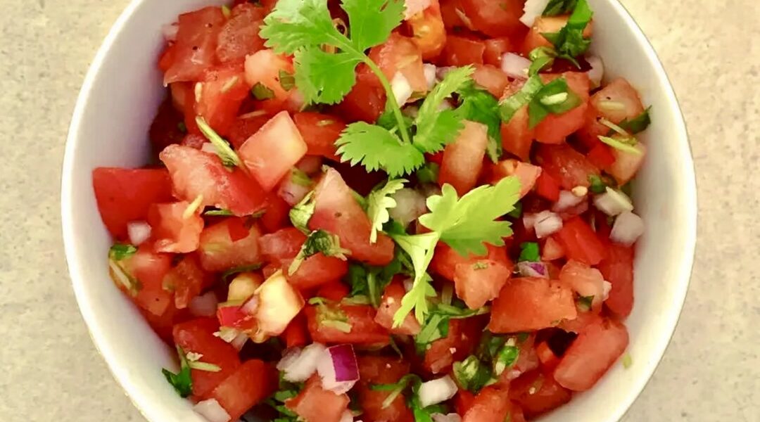Salsa pomidorowa przygotowana z drobno pokrojonych dojrzałych pomidorów, papryczki jalapeno, czerwonej cebuli, dymki i świeżej kolendry skropionych obficie sokiem z limonki.