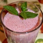 Koktajl truskawkowy to napój na bazie kefiru ze zmiksowanymi truskawkami z dodatkiem miodu i liści świeżej mięty.