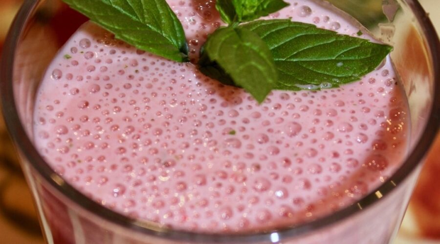 Koktajl truskawkowy to napój na bazie kefiru ze zmiksowanymi truskawkami z dodatkiem miodu i liści świeżej mięty.