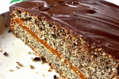 Tort makowy czyli ciasto ucierane z dodatkiem maku przekładane galaretką lub dżemem morelowym.
